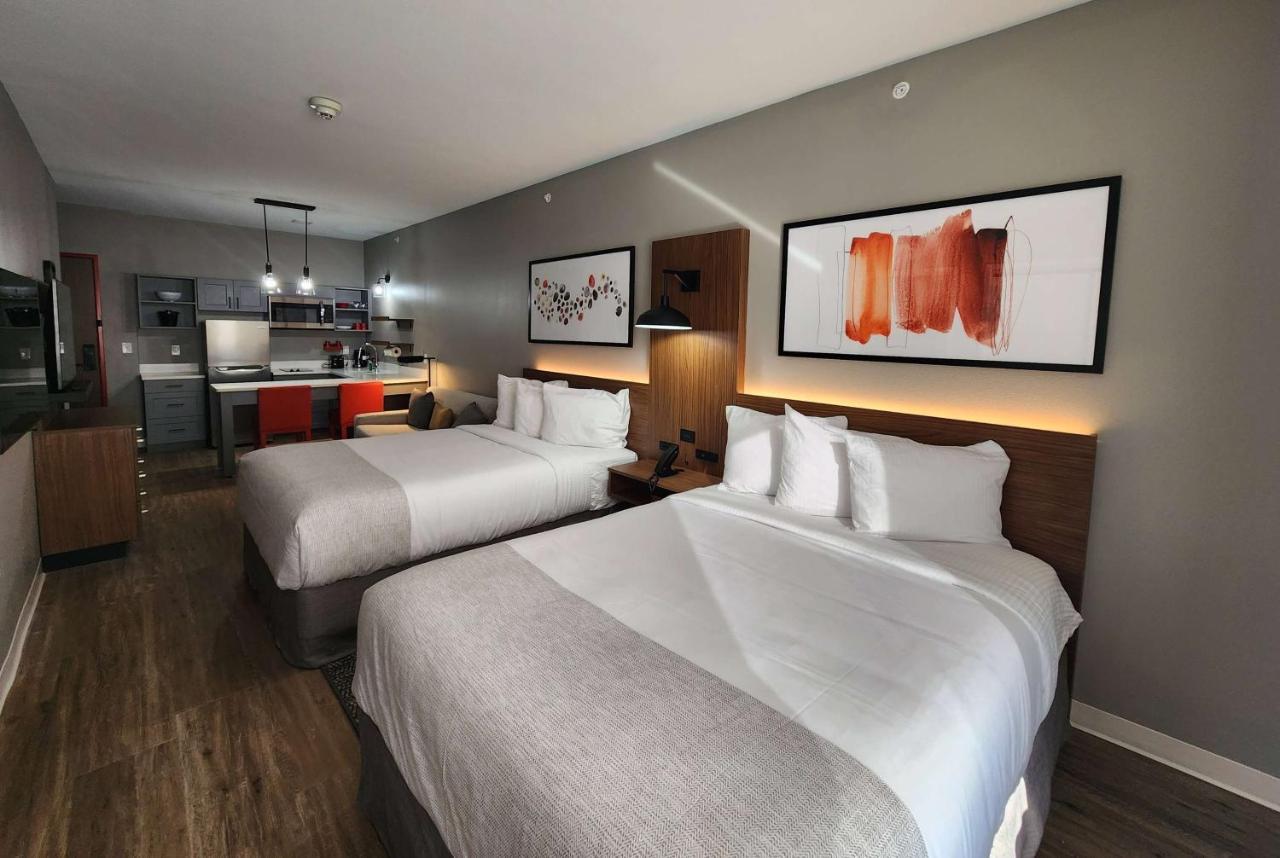 Hawthorn Suites By Wyndham Del Rio Exterior photo